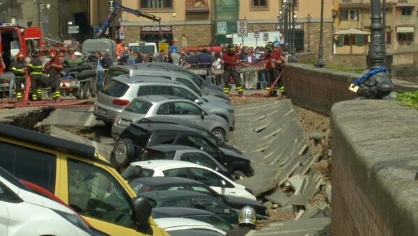 Около 20 машин провалились в яму в центре Флоренции. Видео с места ЧП - Sputnik Грузия