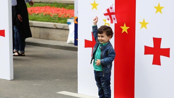 Ребенок на праздновании Дня независимости - Sputnik Грузия