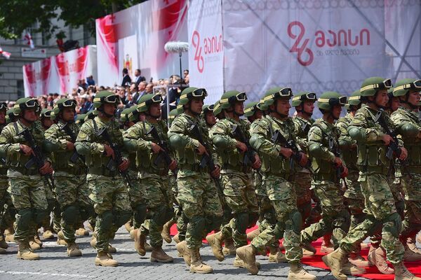 Грузинские военнослужащие на праздновании Дня Независимости страны - Sputnik Грузия