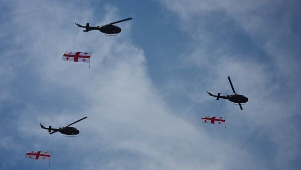 Военные вертолеты с флагами Грузии на праздновании Дня Независимости страны - Sputnik Грузия