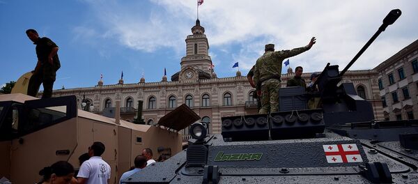 БМП Лазика - грузинская военная техника на площади Свободы в День Независимости страны - Sputnik Грузия