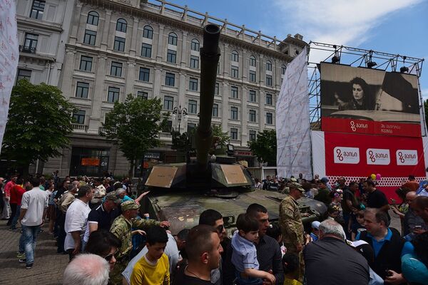 Американский танк Абрамс на площади Свободы в день празднования Дня Независимости Грузии - Sputnik Грузия