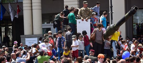 На праздновании Дня Независимости Грузии - народные гулянья на площади Свободы - Sputnik Грузия