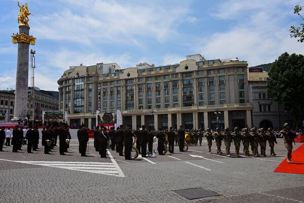 На праздновании Дня Независимости Грузии - военный парад на площади Свободы - Sputnik Грузия