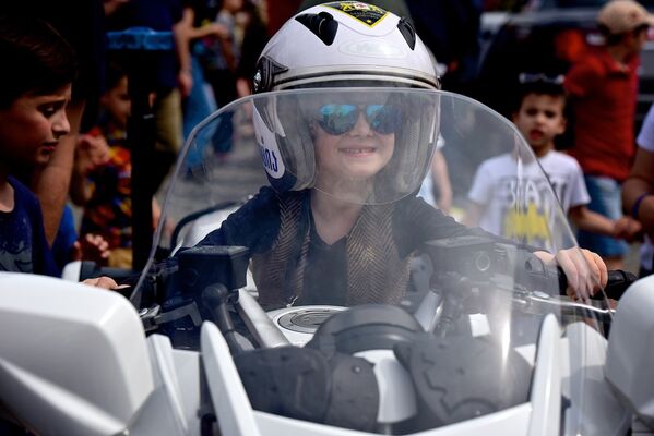 Девочка на полицейском мотоцикле. - Sputnik Грузия