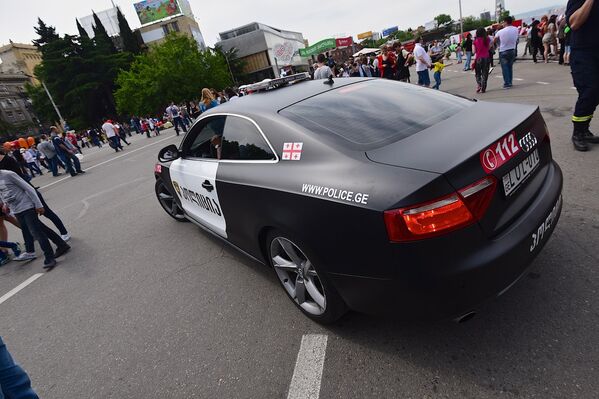 Необычная патрульная машина - полицейское купе Audi, на праздновании Дня Независимости Грузии - Sputnik Грузия