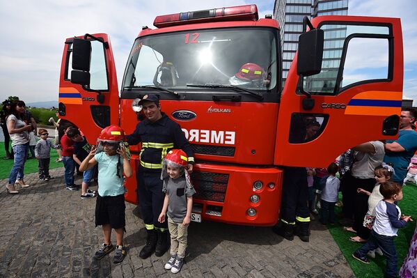 Дети фотографируются на фоне пожарной техники в День Независимости страны - Sputnik Грузия