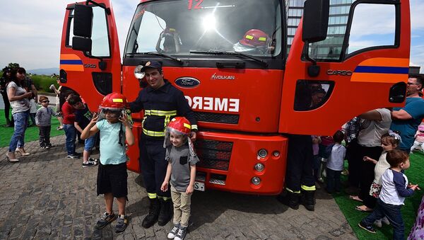 Дети фотографируются на фоне пожарной техники в День Независимости страны - Sputnik Грузия