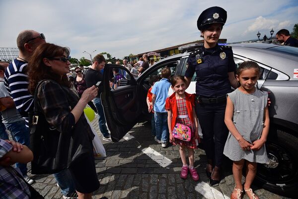 Дети фотографируются с полицейскими в День Независимости страны - Sputnik Грузия