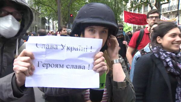 Проукраинские активисты закрывали камеру журналистов RT в Париже - Sputnik Грузия