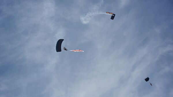Британские военные парашютисты совершили показательные прыжки в Тбилиси - Sputnik Грузия