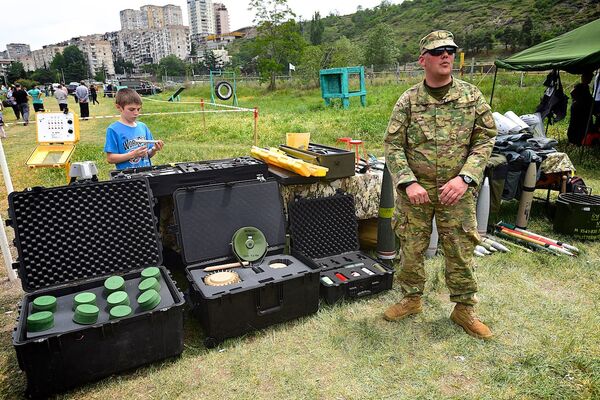 Грузинский военнослужащий объясняет назначение различных мин и взрывных устройств на выставке Минобороны Грузии. - Sputnik Грузия