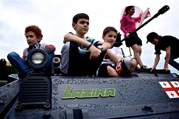 Дети сидят на броне БМП грузинского производства Лазика во время проведения Министерством обороны военной выставки. - Sputnik Грузия