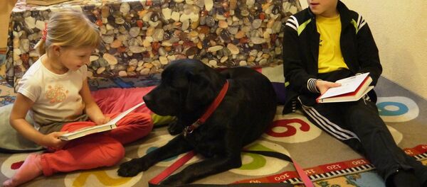 Дети читают книги домашним питомцам. Проект КниГАВ - Sputnik Грузия