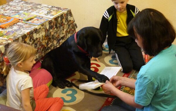 Дети читают книги домашним питомцам. Проект КниГАВ - Sputnik Грузия