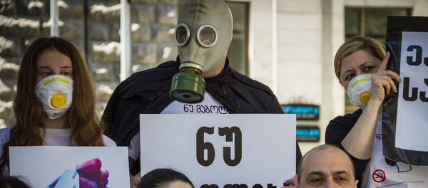 Молодежь в противогазах - акция против курения у парламента Грузии, ГРУЗИНСКАЯ ВЕРСИЯ - Sputnik Грузия