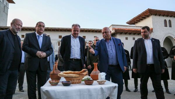 Президент Словакии испек грузинский хлеб - Sputnik Грузия
