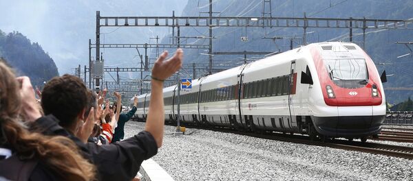 Первый поезд, который пересек самый железнодорожный длинный тоннель в мире - Sputnik Грузия