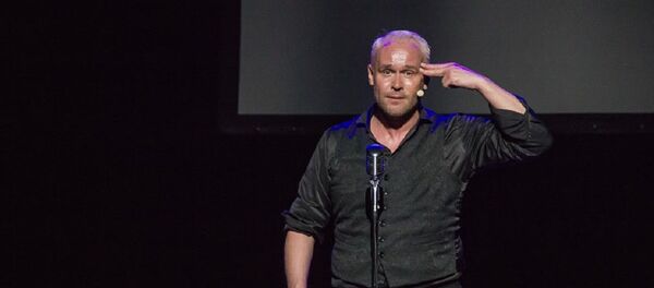 Моноспектакль Максима Аверина Все начинается с любви в Тбилиси - Sputnik Грузия