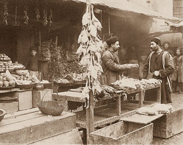 Тифлис. Продавец битой птицы и овощей на солдатском базаре. - Sputnik Грузия