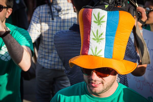 Участник акции за легализацию марихуаны. - Sputnik Грузия