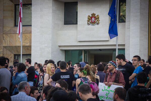 У входа в здание правительственной администрации во время проведения акции за легализацию марихуаны. - Sputnik Грузия