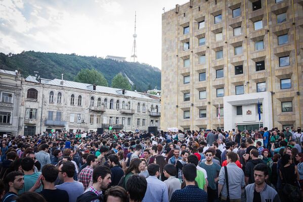 Акция за легализацию марихуаны у здания правительственной админстрации Грузии. - Sputnik Грузия