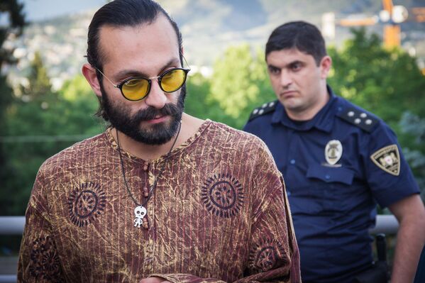 Участник акции, выступающий за легализацию марихуаны, и сотрудник грузинской полиции. - Sputnik Грузия