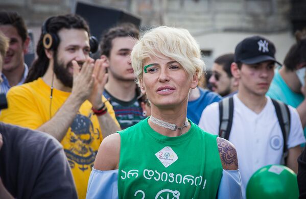 Участница акции за легализацию марихуаны, в майке с надписью Не арестовывай! - Sputnik Грузия
