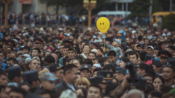 В 2015 году на центральной площади Ала-Тоо в Бишкеке прошел праздничный концерт в честь Дня матери. Эта фотография и заняла третье место на престижном конкурсе - Sputnik Грузия