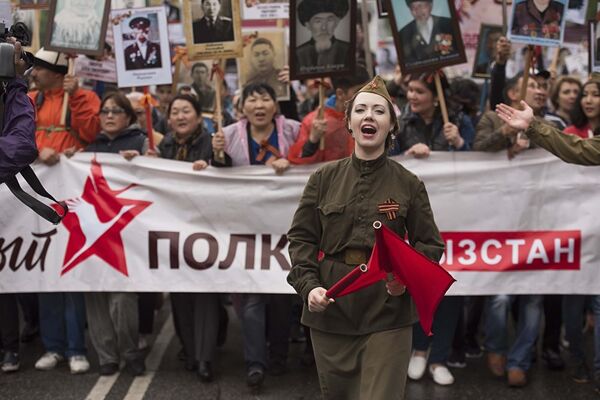 Участники шествия на акции Бессмертный полк в честь празднования 71-й годовщины Победы в Великой Отечественной войне в Бишкеке. В мероприятии приняли участие около 20 тысяч человек. Табылды не смог пропустить такое событие - Sputnik Грузия