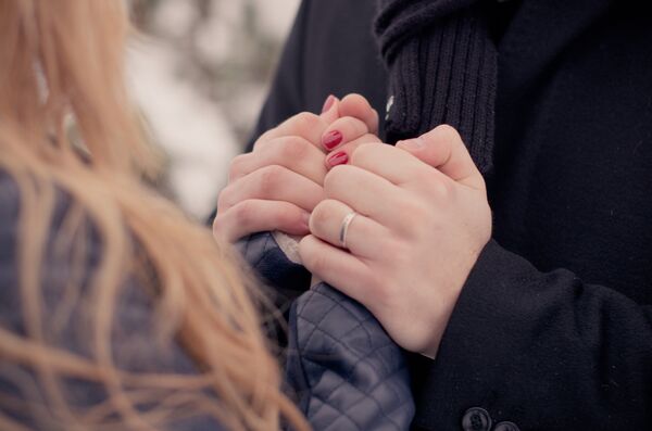 საემიგრაციო კომისიის დასარწმუნებლად სულაც არ არის საჭირო ხელიხელ ჩაკიდებული ჯდომა და წამდაუწუმ კოცნა საემიგრაციო კომისიის დასარწმუნებლად სულაც არ არის საჭირო ხელიხელ ჩაკიდებული ჯდომა და წამდაუწუმ კოცნა - Sputnik საქართველო