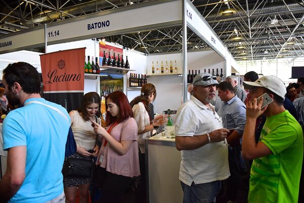 Посетители международной выставки вина и алкогольных напитков в Тбилиси. - Sputnik Грузия