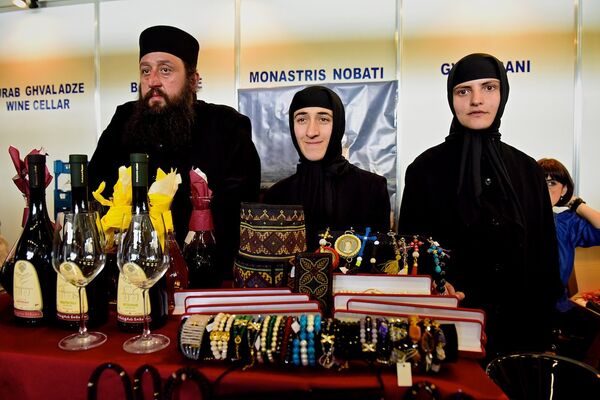 Представители одного из грузинских монастырей, где в погребах производится вино. - Sputnik Грузия