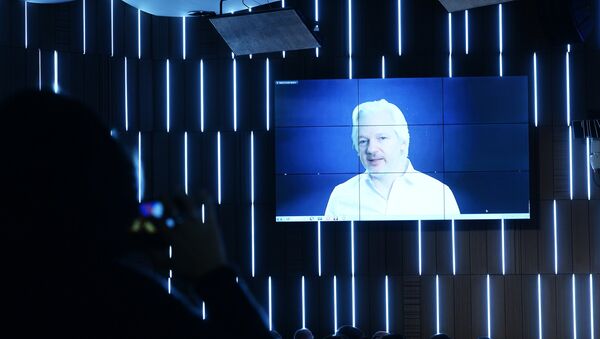 Журналист, основатель WikiLeaks Джулиан Ассанж (Австралия) выступает по видеосвязи - Sputnik Грузия