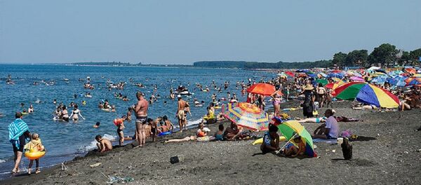 Туристы на пляже в Уреки Туристы на пляже в Уреки - Sputnik Грузия