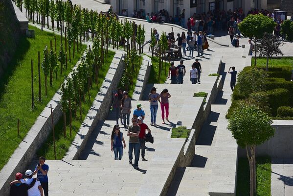 Туристы в крепости Рабат. Ежедневно комплекс посещают до двух тысяч человек. - Sputnik Грузия