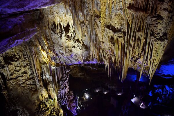 Общая длина огромной пещерной системы, частью которой является пещера Прометея, составляет более 20 километров. Из них для посещения открыты всего 1420 метров - это шесть залов из семнадцати, исследованных спелеологами и расположенных вдоль русла подземной реки. - Sputnik Грузия