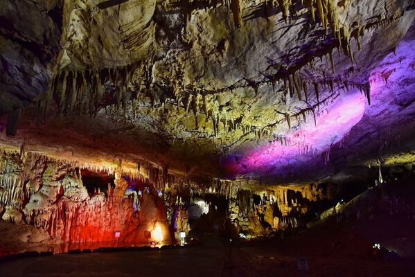 В открытой для посещения части пещеры установлена красивая подсветка и играет классическая музыка. - Sputnik Грузия