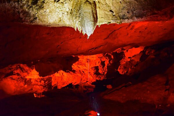 В пещере Прометея много сталактитов, с потолка во многих местах красиво капает вода. - Sputnik Грузия