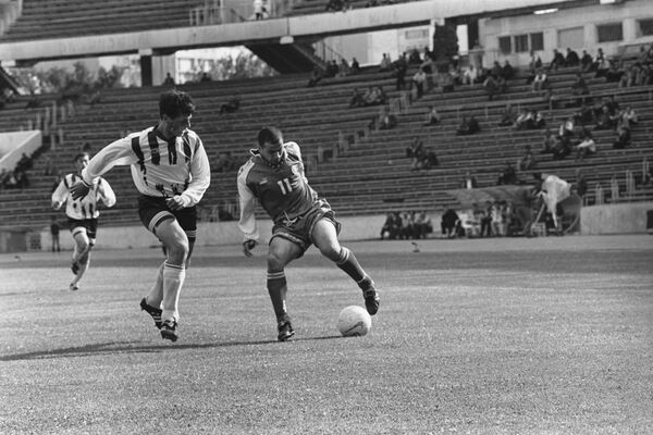 Нападающий тбилисского Динамо Георгий Деметрадзе (11) в борьбе за мяч - Sputnik Грузия