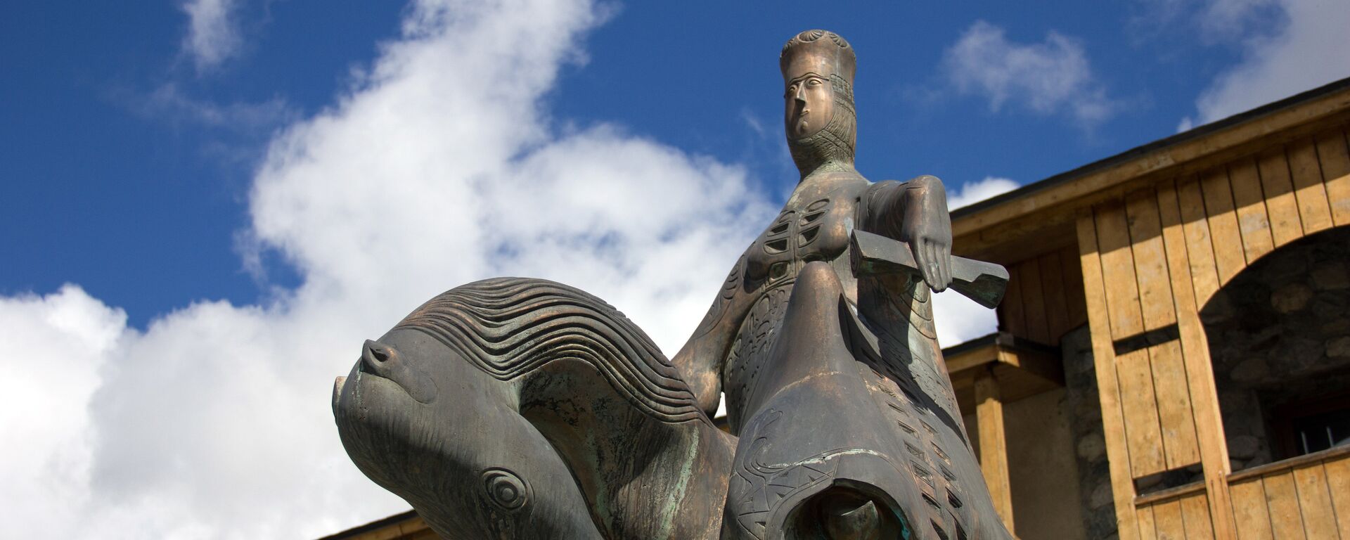 Памятник грузинской царице Тамаре (1184—1209/1213 годы) в посёлке городского типа Местиа в Грузии. - Sputnik Грузия, 1920, 06.02.2021