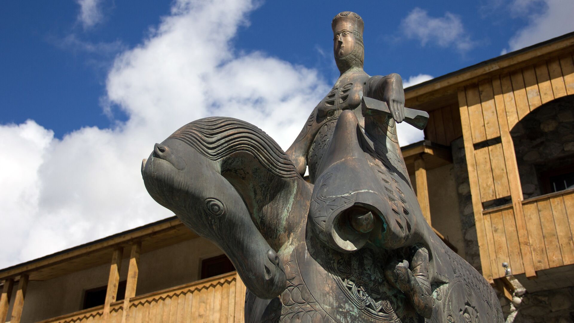 Памятник грузинской царице Тамаре (1184—1209/1213 годы) в посёлке городского типа Местиа в Грузии. - Sputnik Грузия, 1920, 13.12.2021
