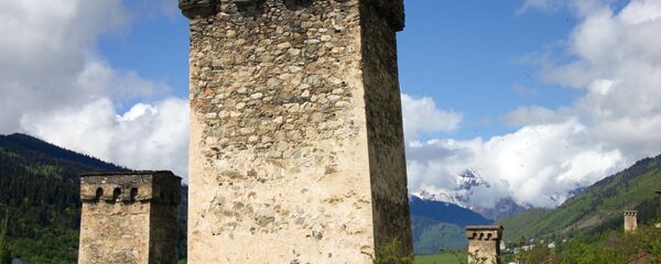 Сванские башни в посёлке городского типа Местиа в Грузии. - Sputnik Грузия