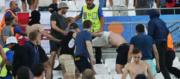 Драка на трибуне болельщиков после матча группового этапа чемпионата Европы по футболу - 2016 между сборными командами Англии и России - Sputnik Грузия