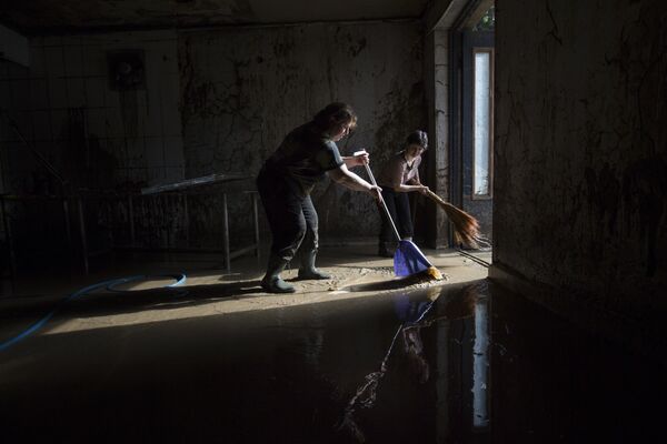Жители улицы Сванидзе чистят свой дом после наводнения в грузинской столице. - Sputnik Грузия