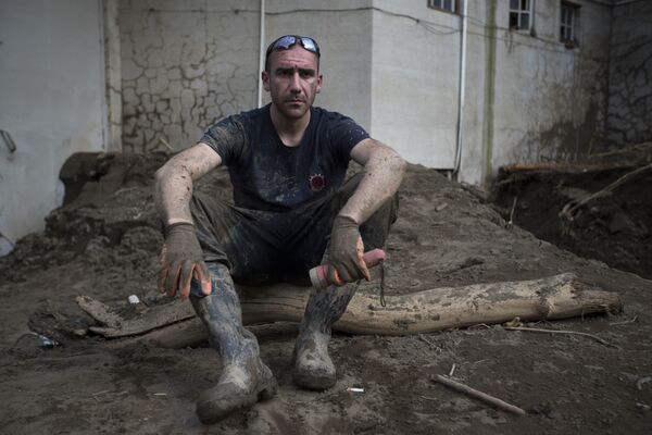 Спасатель, участвовавший в ликвидации последствий наводнения. - Sputnik Грузия