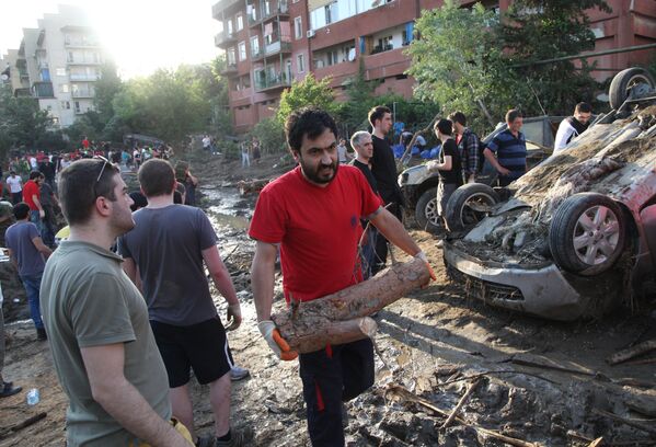 Добровольцы - жители грузинской столицы, участвуют в ликвидации последствий наводнения в Тбилиси. - Sputnik Грузия