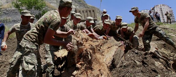 სამხედროები თბილისის წყალდიდობის დროს 2015 წელს სამხედროები თბილისის წყალდიდობის დროს 2015 წელს - Sputnik საქართველო