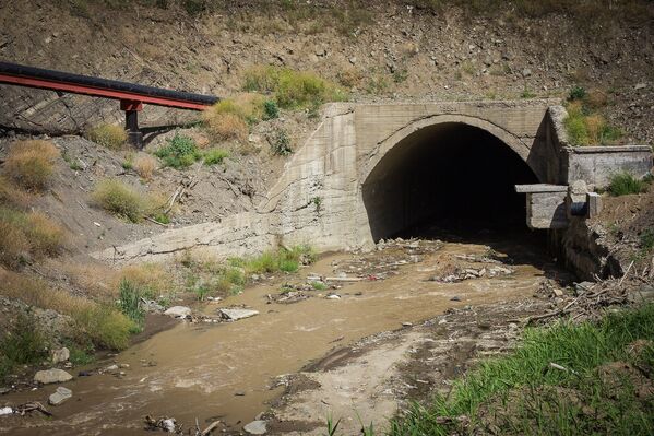Сейчас этот подземный канал, по которому течет речка Вере, выглядит безобидно. Но год назад в него устремлялись бушующие потоки воды. - Sputnik Грузия